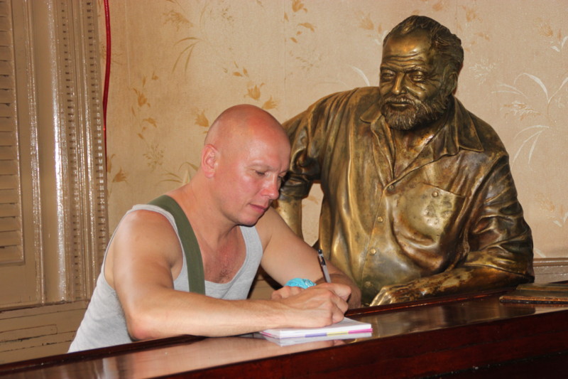 Хемингуэй Нашептывает новую книгу.